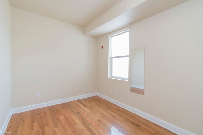 Building Photo - 3 br, 2 bath Triplex - 1813 N 18TH ST Unit...