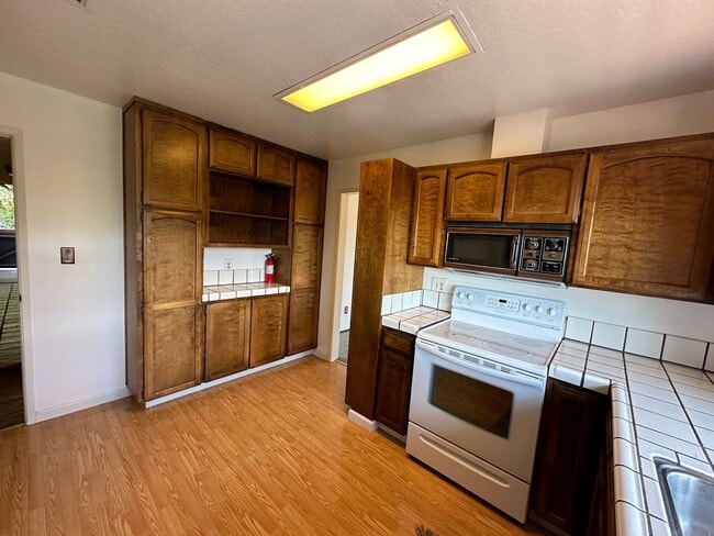 Building Photo - Expansive House in the Monclair Village, Q...