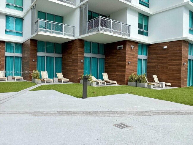 Building Photo - 350 S Miami Ave