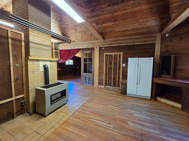 Building Photo - Cabin In the Wood!