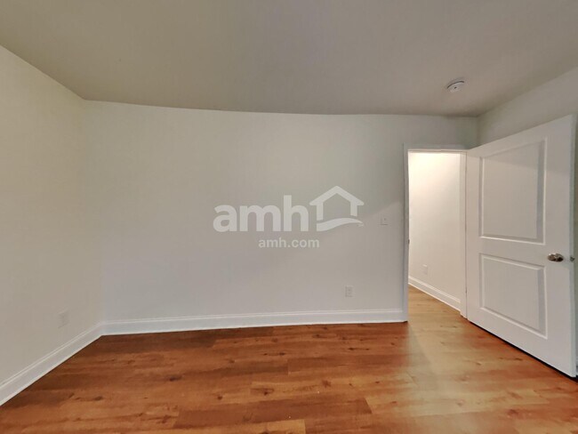 Building Photo - 3041 Greenmont Cir