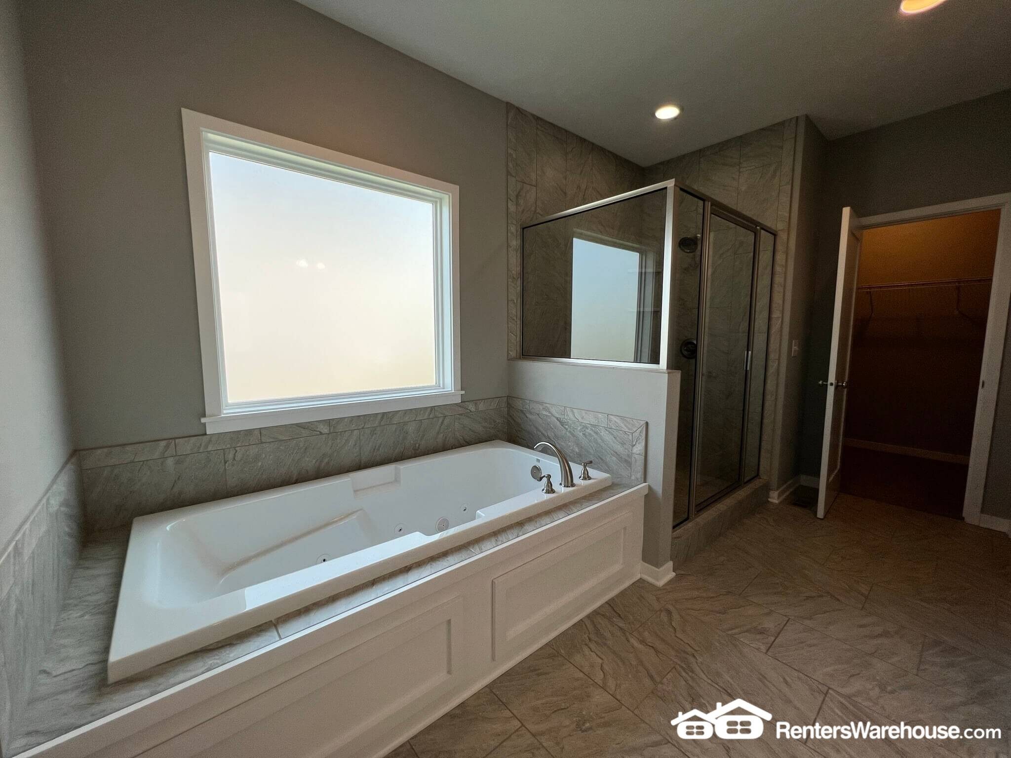 Building Photo - 305 NE Prairie Wolf Dr