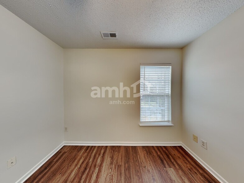 Building Photo - 14301 Blue Grass Dr