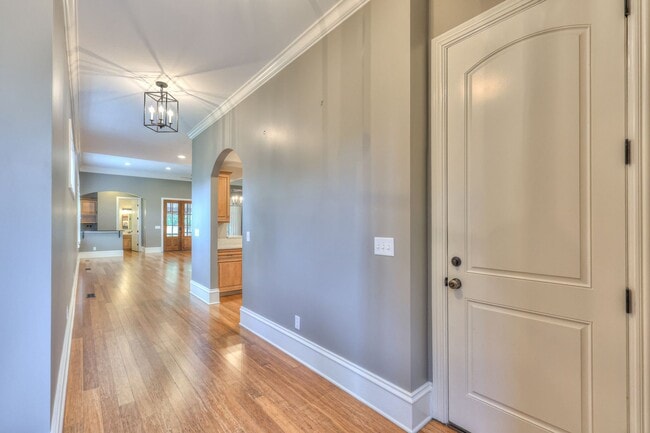 Building Photo - Stunning Executive Townhome in the Heart of Green Hills