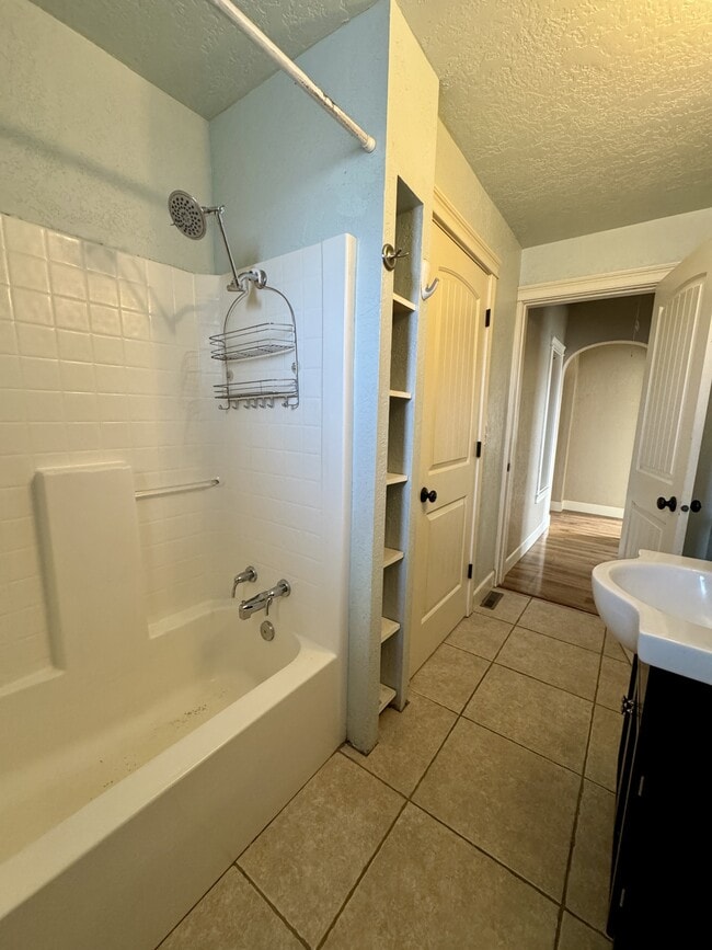 Building Photo - 560 E 6th N