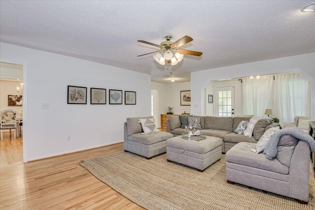 Building Photo - 869 Hickory Ridge Rd