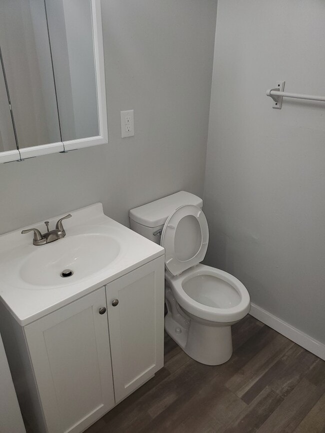 Building Photo - 310 E 9th St