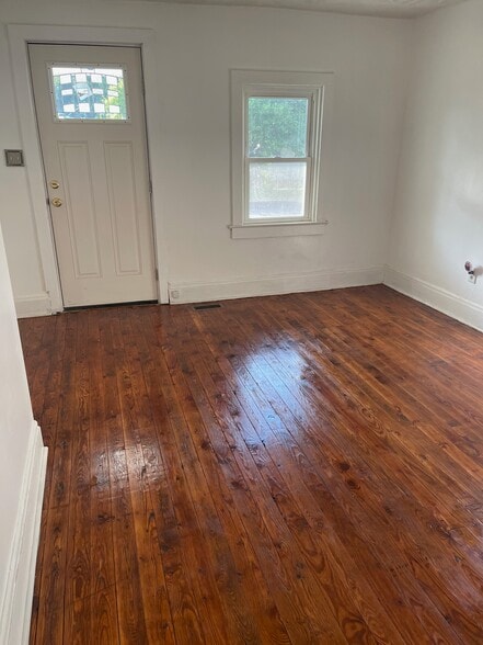Living Room - 325 Pine St