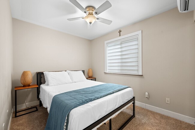 Building Photo - 2 Bed / 2 Bath Bridge-Level Condo with Ocean View & 2 parking stalls