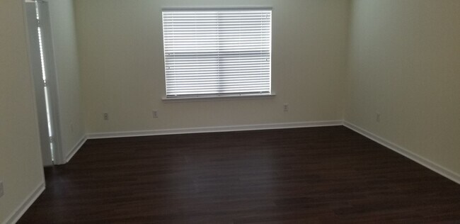 Building Photo - LOCATION! HARWOOD FLOORS!