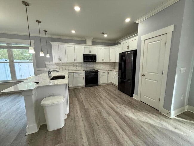 Building Photo - 6810 City View Dr