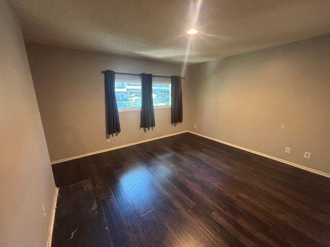 Building Photo - 3 Bedroom Townhome for Rent in Sylmar.
