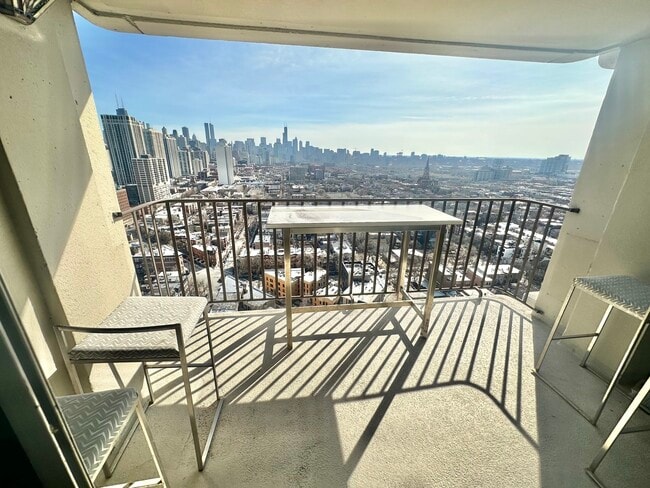 Building Photo - 1960 N Lincoln Park W