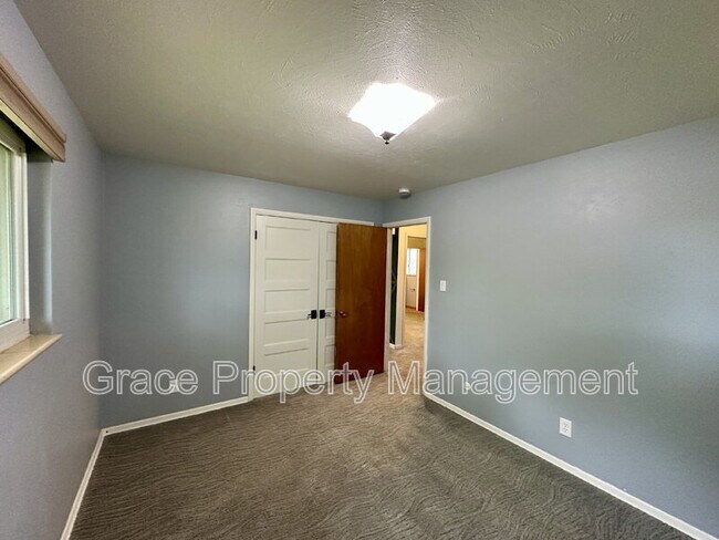 Building Photo - 852 S Quail Way
