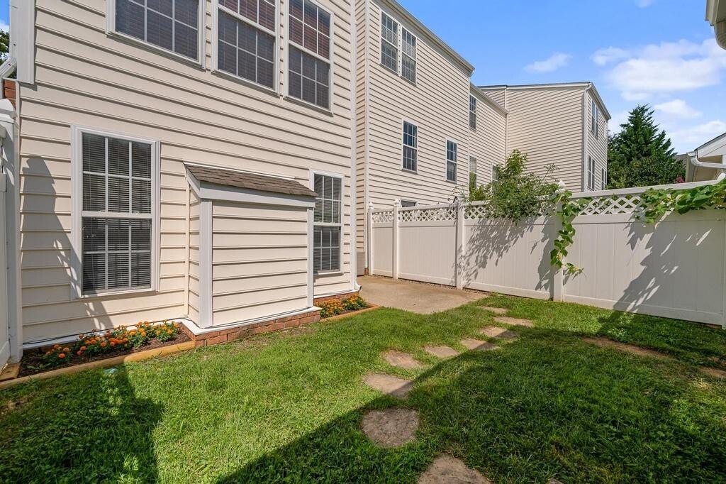 Building Photo - 7333 Althorp Way