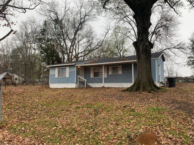 Primary Photo - 2200 Darian St