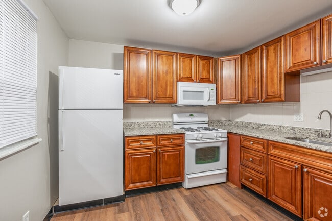 2BR, 1BA - 800SF - Kitchen - 1957 Summit St