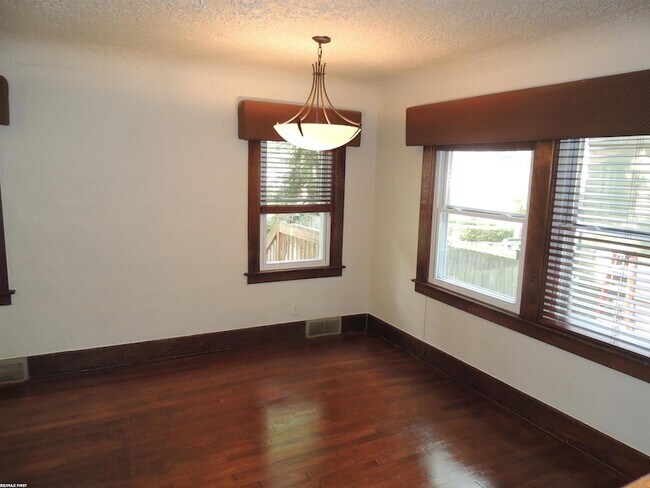 Building Photo - 506 Hawthorn Ave