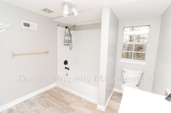 Building Photo - 6619 Fairview Rd