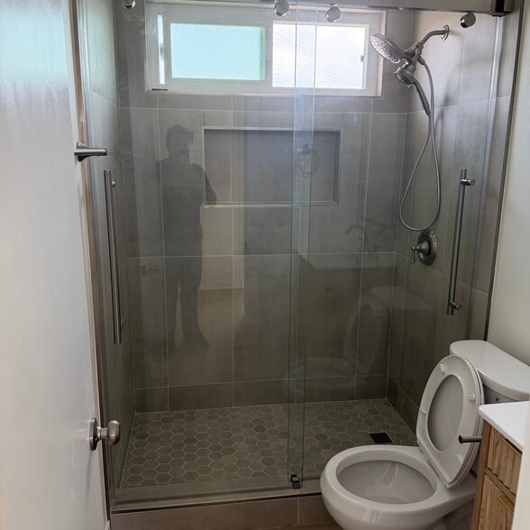 Shower - 4929 W 118th Plz