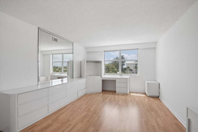 Building Photo - 1010 S Ocean Blvd