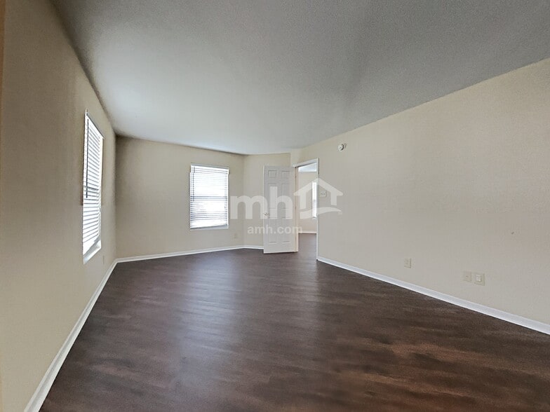 Building Photo - 3118 Hurst St