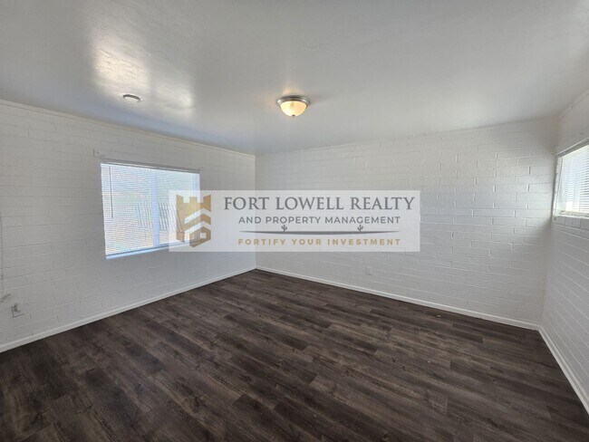 Building Photo - 3049-3051 E Proctor Vista
