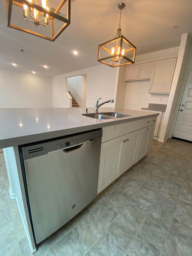 Building Photo - 6032 Mariposa Dr