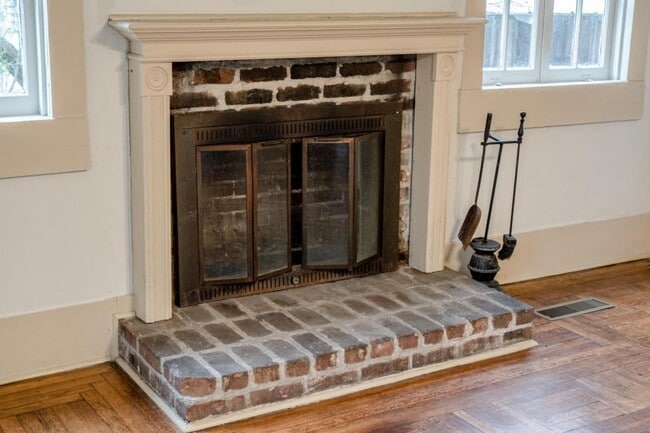 Building Photo - 113 Dell St