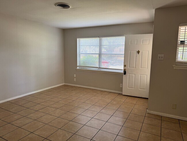 Building Photo - 409 E Lilly Ln