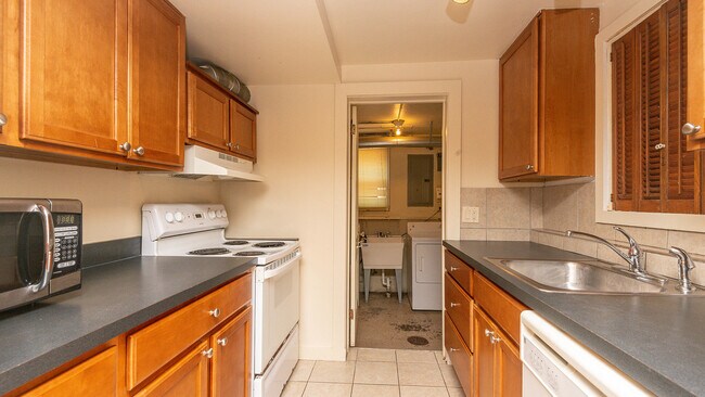 Building Photo - 903 Sylvan Ave