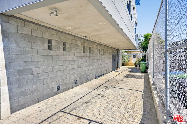 Building Photo - 655 Brooks Ave