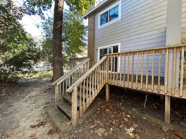 Building Photo - 2BR/1.5BA Townhouse Apartment Conveniently Located!