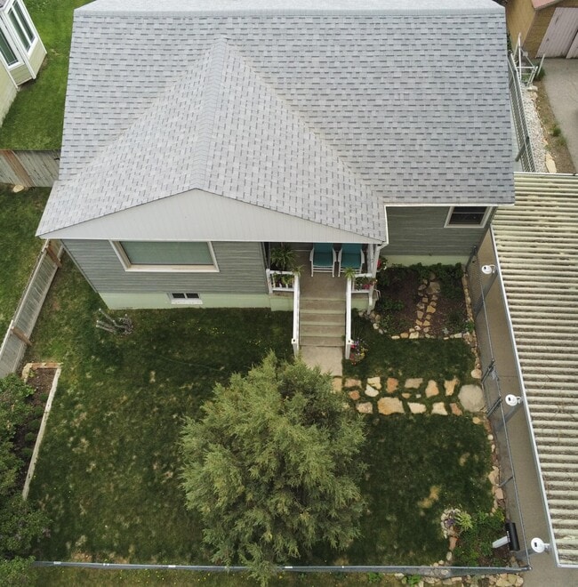 Building Photo - 310 Daley St
