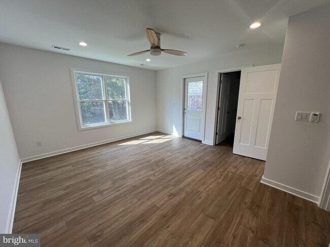 Building Photo - 352 W 11th St