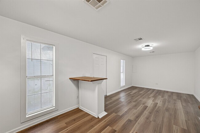 Building Photo - 105 Clear Lake Rd