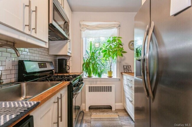 Building Photo - 45 Carpenter Ave