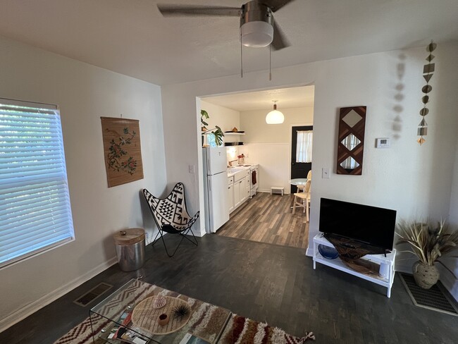 Building Photo - 581 Live Oak St