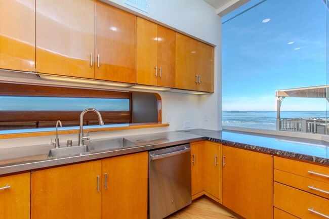 Building Photo - Extraordinary 5-Bed / 5-Bath Oceanfront Pr...