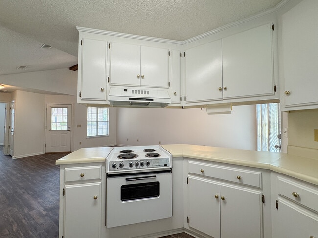 Building Photo - 7 Clayton Ln