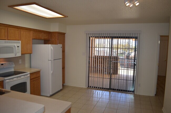 Building Photo - 910 Rebecca Ln