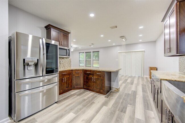 Building Photo - 9351 Royal Way