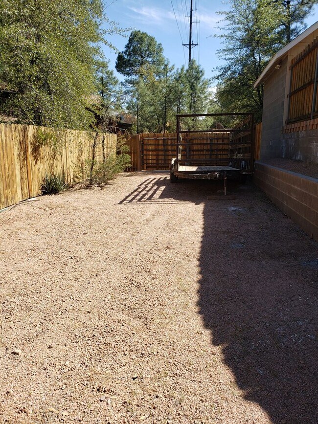 Building Photo - Super Clean 3 Bed / 2 Bath with RV parking