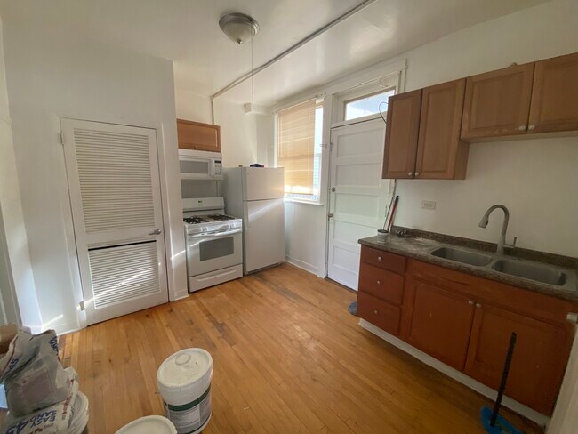 Primary Photo - 4001 W Montrose Ave