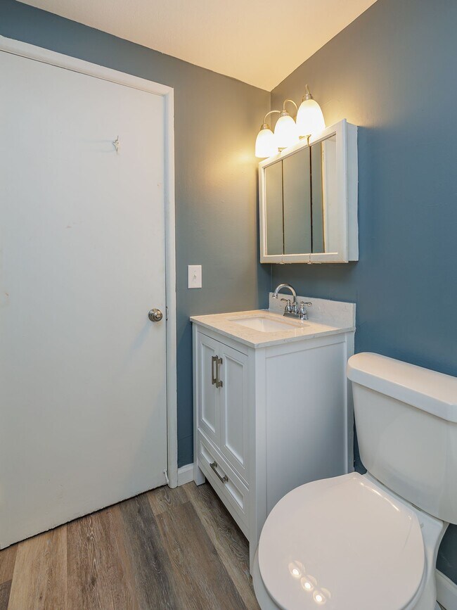 Building Photo - 3rd floor completely renovated and new owners