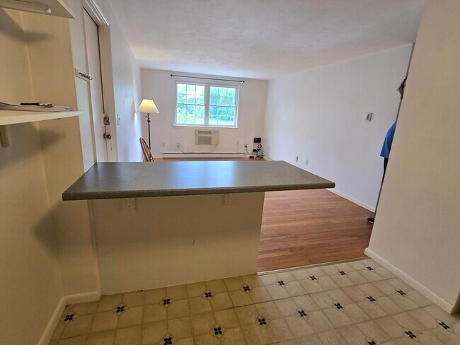 Building Photo - 5 Colonial Village Dr