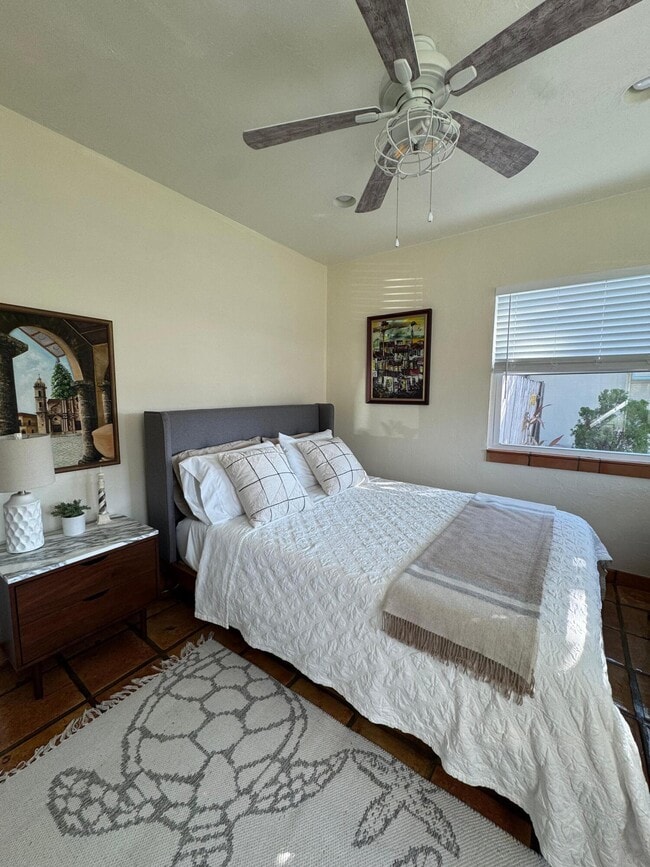 Building Photo - 256 E 24th St