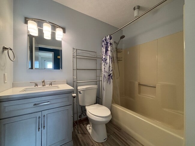 Building Photo - 3615 Ellen Dr