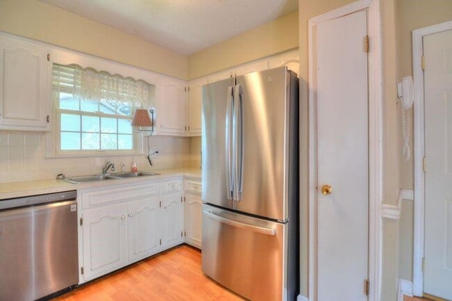 Building Photo - 3 bedroom / 2 bath ranch!