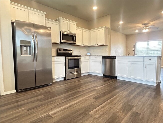 Building Photo - 949 E Sparrow Cir